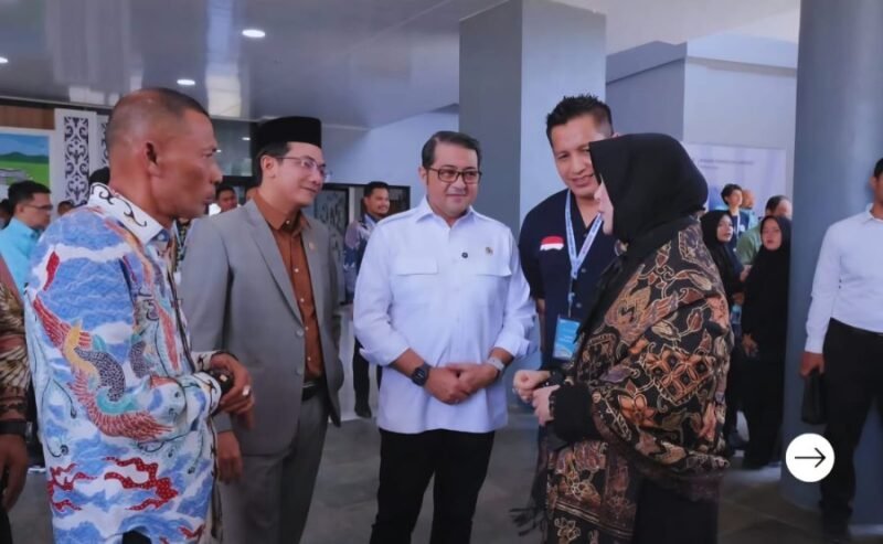 Irwansyah dan Illiza hadiri relaunching AMANAH oleh Kepala BIN di Ladong, 23/4/2026. Tinjau produk fesyen UMKM Banda Aceh, dukung hilirisasi ekonomi kreatif bersama Menekraf dan Gubernur Aceh.