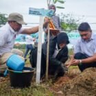 BNPB dan Pemko Banda Aceh tanam 2007 pohon mangga, tabebuya, hingga cemara laut di Banda Aceh peringati HKB 2026. Sestama BNPB Rustian dan Wali Kota Illiza sebut mitigasi vegetasi sebagai benteng alami cegah bencana yang wajib dirawat.