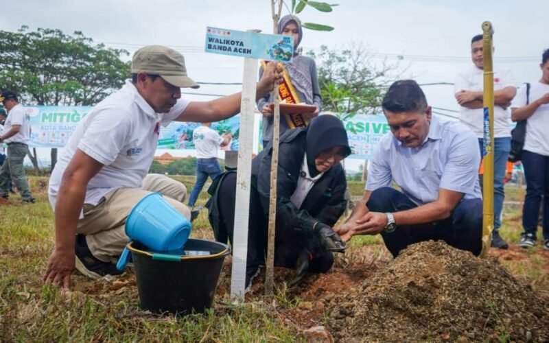 BNPB dan Pemko Banda Aceh tanam 2007 pohon mangga, tabebuya, hingga cemara laut di Banda Aceh peringati HKB 2026. Sestama BNPB Rustian dan Wali Kota Illiza sebut mitigasi vegetasi sebagai benteng alami cegah bencana yang wajib dirawat.