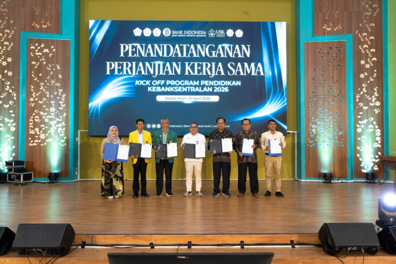 Kepala Perwakilan Bank Indonesia Provinsi Aceh, Agus Chusaini (tengah), berfoto bersama pimpinan enam perguruan tinggi di Aceh usai penandatanganan Perjanjian Kerja Sama (PKS) Program Pendidikan Kebanksentralan (PPK) di Aula FMIPA USK, Rabu (15/4/2026). 