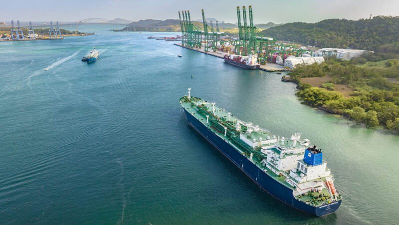 Menteri ESDM Bahlil Lahadalia saat memberikan keterangan pers di Kantor Kementerian ESDM, Jakarta, Jumat (10/4/2026). Bahlil mengonfirmasi bahwa Indonesia telah mulai merealisasikan impor minyak mentah (crude oil) dari Amerika Serikat sebagai bagian dari kesepakatan dagang resiprokal dan upaya memperkuat stok energi nasional.