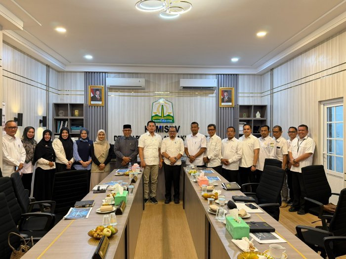 Dinas Sosial Aceh memperkuat sinergi dengan Komisi V DPR Aceh dalam rapat kerja yang digelar di Banda Aceh, Rabu (8/4/2026).