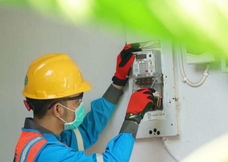 PT PLN (Persero) memberikan diskon 50 persen untuk biaya tambah daya listrik bagi pelanggan mulai 15 hingga 28 April 2026. Program ini dihadirkan melalui aplikasi PLN Mobile untuk mendukung aktivitas masyarakat yang kembali menjalankan Work From Home (WFH).