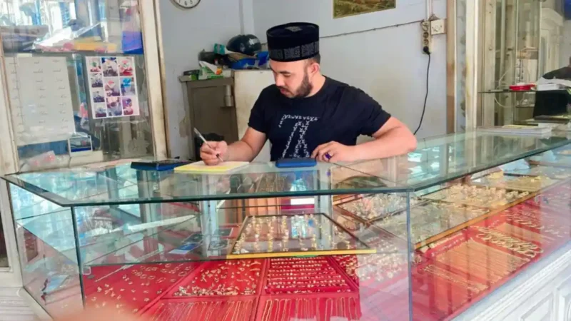Suasana aktivitas di Toko Emas London, Jalan Perniagaan, Lhokseumawe, Sabtu (25/4/2026). Dalam sepekan terakhir, tren transaksi didominasi oleh warga yang menjual kembali emas mereka di tengah kenaikan harga yang mencapai Rp 7.449.000 per mayam untuk jenis emas murni.