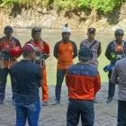 *Keterangan singkat, padat, jelas:*Tiga pendulang emas terseret arus Sungai Cot Kuala, Mane, Pidie, Sabtu 25/4/2026. Yatim dan Armia selamat, Zainunis (29) asal Tangse masih hilang. Tim gabungan Basarnas, SAR Pidie, dan Polsek sisir sungai yang meluap akibat hujan hulu.