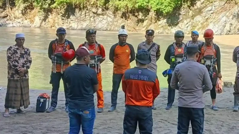*Keterangan singkat, padat, jelas:*Tiga pendulang emas terseret arus Sungai Cot Kuala, Mane, Pidie, Sabtu 25/4/2026. Yatim dan Armia selamat, Zainunis (29) asal Tangse masih hilang. Tim gabungan Basarnas, SAR Pidie, dan Polsek sisir sungai yang meluap akibat hujan hulu.