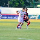 Persekat dan Persiraja imbang 1-1 di Stadion Tri Sanja, Tegal, 26/4/2026. Penalti Pedro Matos menit 35 dibalas gol Connor Flynn menit 46. VAR anulir penalti kedua Persekat, Muharir kartu merah _injury time_. Hasil tak ubah posisi: Persiraja peringkat 4, Persekat posisi 9.