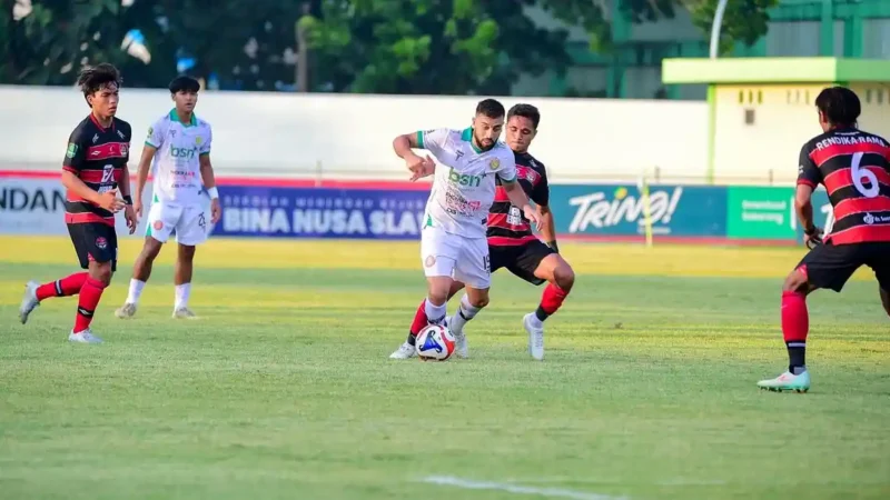 Persekat dan Persiraja imbang 1-1 di Stadion Tri Sanja, Tegal, 26/4/2026. Penalti Pedro Matos menit 35 dibalas gol Connor Flynn menit 46. VAR anulir penalti kedua Persekat, Muharir kartu merah _injury time_. Hasil tak ubah posisi: Persiraja peringkat 4, Persekat posisi 9.