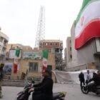 Ribuan pemuda, mahasiswa, dan atlet di Teheran membentuk formasi