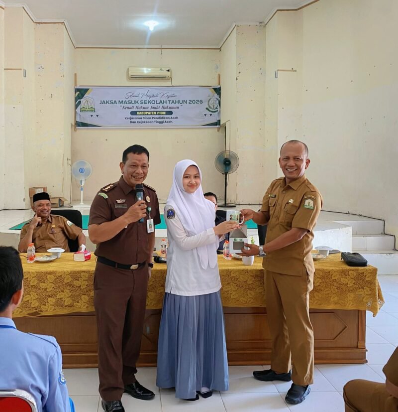 Sejumlah perwakilan siswa SMA dan SMK se-wilayah Sigli mengikuti program Jaksa Masuk Sekolah (JMS) yang digelar Kejati Aceh di Aula SMK Negeri 2 Sigli, Rabu (13/5/2026). Kegiatan ini bertujuan membekali generasi muda dengan pemahaman hukum sejak dini.