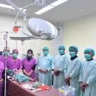 Kapolres Nagan Raya, AKBP Benny Bathara (tengah), saat meninjau langsung pelaksanaan operasi bibir sumbing gratis di RSUD Sultan Iskandar Muda dalam rangka memperingati Hari Bhayangkara ke-80, Sabtu (02/05/2026).