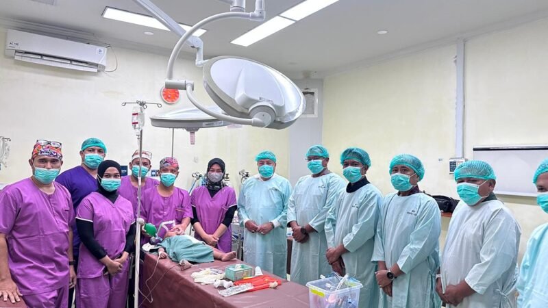 Kapolres Nagan Raya, AKBP Benny Bathara (tengah), saat meninjau langsung pelaksanaan operasi bibir sumbing gratis di RSUD Sultan Iskandar Muda dalam rangka memperingati Hari Bhayangkara ke-80, Sabtu (02/05/2026).