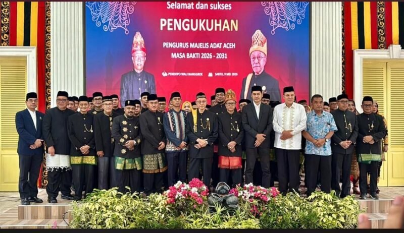Wali Nanggroe Aceh, Malik Mahmud Al Haytar mengukuhkan kepengurusan Majelis Adat Aceh periode 2026-2031 diketuai Prof. Dr. Drs. Yusri Yusuf, M.Pd di Pendopo Wali Nanggroe, Sabtu (9/5/2026).
