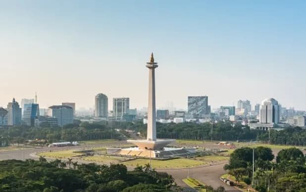 Pemandangan gedung bertingkat di Jakarta yang secara hukum ditegaskan MK masih menjadi Ibu Kota Negara Republik Indonesia. Penolakan gugatan terhadap UU IKN memberikan kepastian bahwa Jakarta tetap menjadi pusat pemerintahan hingga secara resmi dipindahkan melalui regulasi final dari Presiden.