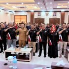 Kepala Dinas Pendidikan Aceh, Murtalamuddin, SPd., MSP. (tengah), didampingi Kabid Pembinaan SMA dan PKLK, Syarwan Joni, MPd., berfoto bersama seluruh jajaran Ketua MKKS SMA kabupaten/kota se-Aceh di sela-sela Rakor MKKS SMA Provinsi Aceh di Hotel Diana, Banda Aceh, Senin (18/5/2026).