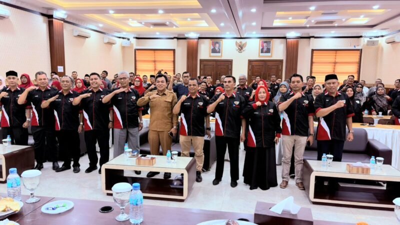Kepala Dinas Pendidikan Aceh, Murtalamuddin, SPd., MSP. (tengah), didampingi Kabid Pembinaan SMA dan PKLK, Syarwan Joni, MPd., berfoto bersama seluruh jajaran Ketua MKKS SMA kabupaten/kota se-Aceh di sela-sela Rakor MKKS SMA Provinsi Aceh di Hotel Diana, Banda Aceh, Senin (18/5/2026).