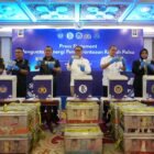 Deputi Gubernur Bank Indonesia, Ricky P. Gozali (tengah), bersama Wakabareskrim Polri Irjen Pol. Nunung Syaifuddin dan pimpinan Botasupal saat menghadiri acara pemusnahan 466.535 lembar uang Rupiah palsu di Gedung Bank Indonesia, Jakarta (13/5/2026).