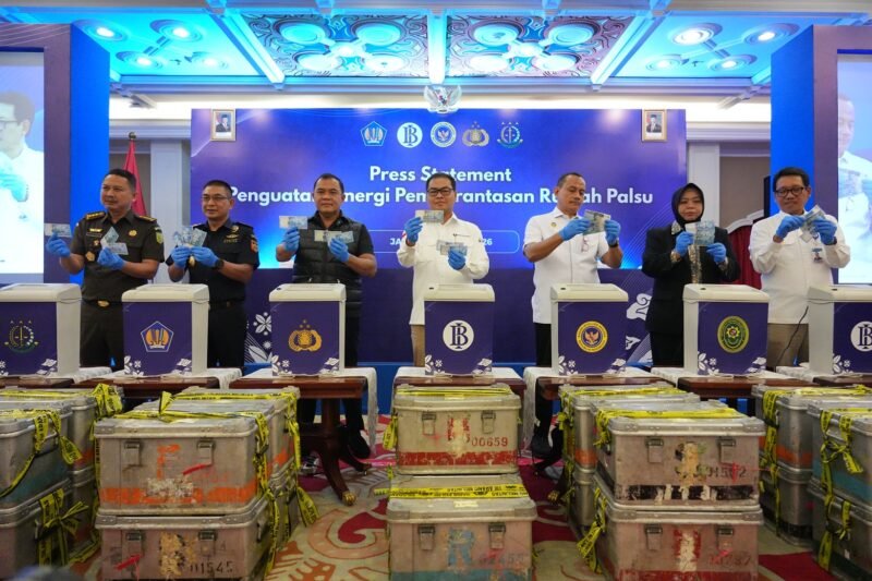 Deputi Gubernur Bank Indonesia, Ricky P. Gozali (tengah), bersama Wakabareskrim Polri Irjen Pol. Nunung Syaifuddin dan pimpinan Botasupal saat menghadiri acara pemusnahan 466.535 lembar uang Rupiah palsu di Gedung Bank Indonesia, Jakarta (13/5/2026).
