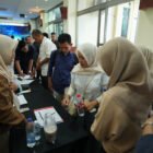Staf Ahli Gubernur Aceh, Restu Andi Surya (tengah), bersama Kepala Perwakilan Bank Indonesia Provinsi Aceh, Agus Chusaini (kiri), dan Direktur Eksekutif KDEKS Aceh, Prof. Syahrizal Abbas (kanan), menekan tombol simbolis peresmian Zona KHAS (Kuliner Halal Aman dan Sehat) pertama di lingkungan pendidikan Aceh pada penutupan Road to FESyar 2026 di Auditorium AAC Dayan Dawood, Banda Aceh, Selasa (28/4/2026).