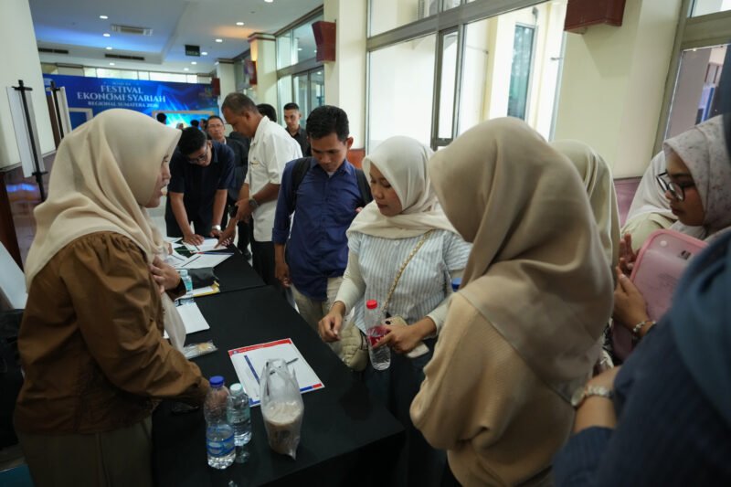 Staf Ahli Gubernur Aceh, Restu Andi Surya (tengah), bersama Kepala Perwakilan Bank Indonesia Provinsi Aceh, Agus Chusaini (kiri), dan Direktur Eksekutif KDEKS Aceh, Prof. Syahrizal Abbas (kanan), menekan tombol simbolis peresmian Zona KHAS (Kuliner Halal Aman dan Sehat) pertama di lingkungan pendidikan Aceh pada penutupan Road to FESyar 2026 di Auditorium AAC Dayan Dawood, Banda Aceh, Selasa (28/4/2026).