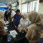 Staf Ahli Gubernur Aceh, Restu Andi Surya (tengah), bersama Kepala Perwakilan Bank Indonesia Provinsi Aceh, Agus Chusaini (kiri), dan Direktur Eksekutif KDEKS Aceh, Prof. Syahrizal Abbas (kanan), menekan tombol simbolis peresmian Zona KHAS (Kuliner Halal Aman dan Sehat) pertama di lingkungan pendidikan Aceh pada penutupan Road to FESyar 2026 di Auditorium AAC Dayan Dawood, Banda Aceh, Selasa (28/4/2026).