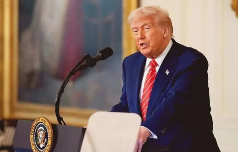 Presiden AS Donald Trump saat menyampaikan pidato di Florida, awal Mei 2026. Dalam forum tersebut, ia menegaskan arah kebijakan luar negeri yang lebih agresif terhadap Kuba melalui strategi 