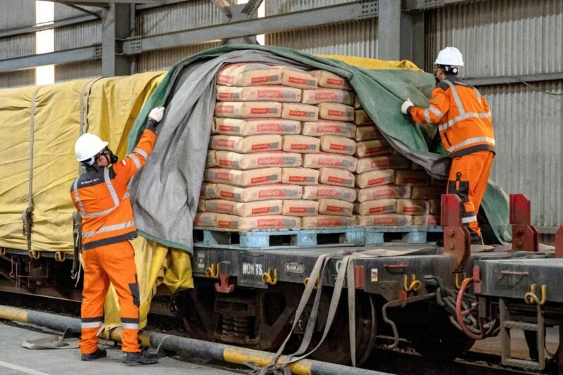 Solusi Bangun Indonesia meraih Green Label Platinum di Lhoknga, Narogong, dan Cilacap, serta Gold di Tuban untuk produksi semen yang lebih efisien dan ramah lingkungan. 