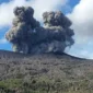 Tim SAR gabungan yang terdiri dari Basarnas, TNI, Polri, dan BPBD saat melakukan penyisiran di tengah hamparan pasir vulkanik Gunung Dukono, Halmahera Utara, Minggu (10/5/2026).