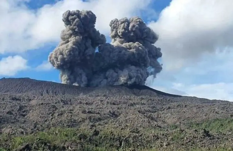 Tim SAR gabungan yang terdiri dari Basarnas, TNI, Polri, dan BPBD saat melakukan penyisiran di tengah hamparan pasir vulkanik Gunung Dukono, Halmahera Utara, Minggu (10/5/2026).