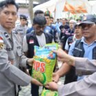 Sejumlah personel Polda Aceh dan Polresta Banda Aceh melakukan pengawalan ketat terhadap konvoi peserta May Day 2026 di kawasan Simpang Lima, Banda Aceh, Jumat (1/5/2026).