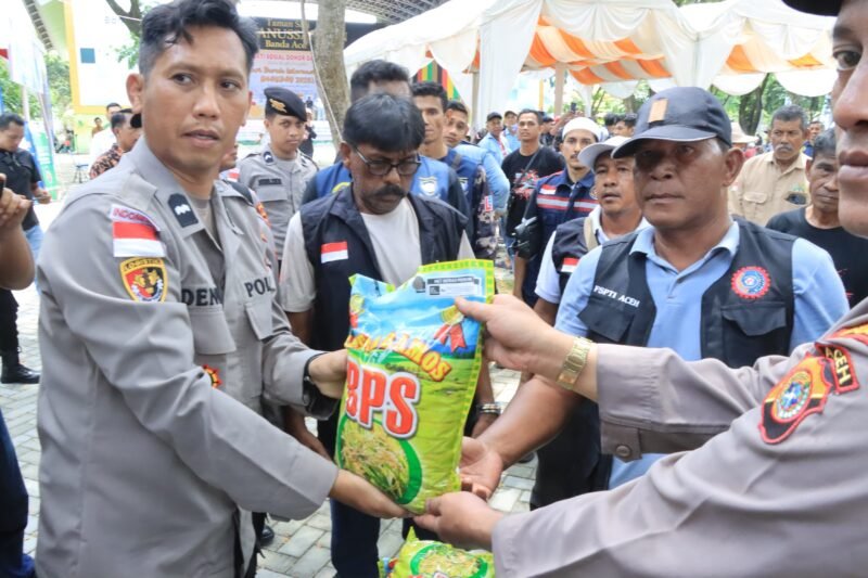Sejumlah personel Polda Aceh dan Polresta Banda Aceh melakukan pengawalan ketat terhadap konvoi peserta May Day 2026 di kawasan Simpang Lima, Banda Aceh, Jumat (1/5/2026).