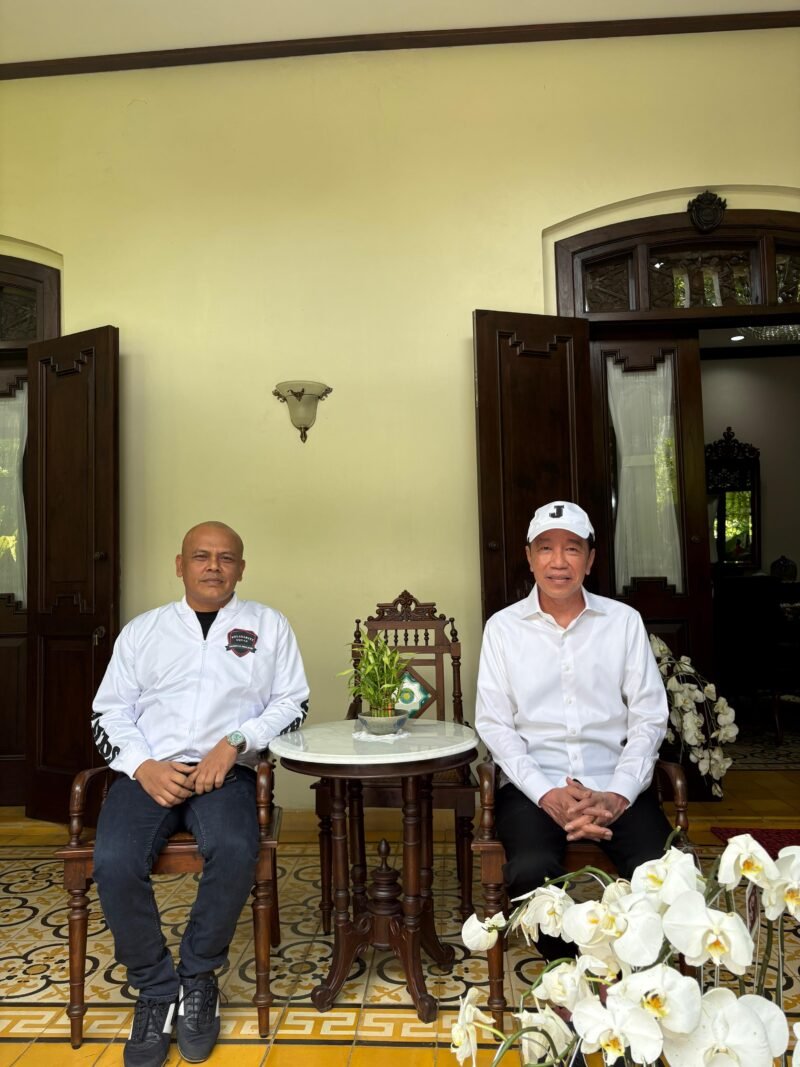 Tokoh muda Aceh, T. Rival Amiruddin, saat melakukan pertemuan tertutup dengan Presiden ke-7 RI sekaligus Pembina PSI, Joko Widodo, di Solo, Jawa Tengah (1/05/2026).