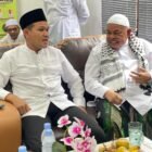 Wakil Gubernur Aceh, Fadhlullah, SE, saat bersilaturahmi dengan Imam Besar Masjid Raya Baiturrahman, Abu Paya Pasi, di Masjid Al-Falah, Gampong Namploh, Samalanga, Bireuen, Jumat (1/5/2026).
