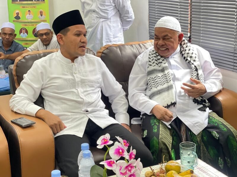 Wakil Gubernur Aceh, Fadhlullah, SE, saat bersilaturahmi dengan Imam Besar Masjid Raya Baiturrahman, Abu Paya Pasi, di Masjid Al-Falah, Gampong Namploh, Samalanga, Bireuen, Jumat (1/5/2026).