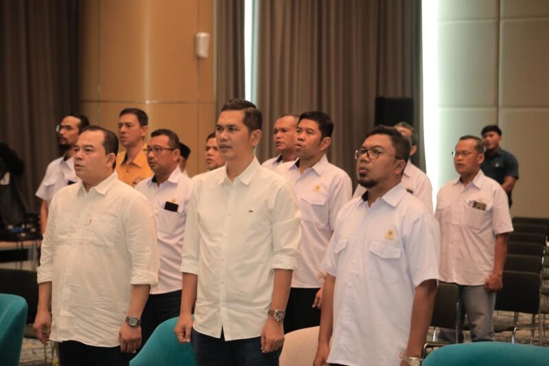 Sekretaris Daerah (Sekda) Aceh sekaligus Ketua Umum KAGAMA Aceh, M. Nasir, memberikan sambutan saat membuka Rapat Kerja dan Silaturahmi Pengurus Daerah KAGAMA Aceh di Gedung Landmark BSI, Banda Aceh, Sabtu (2/5/2026).