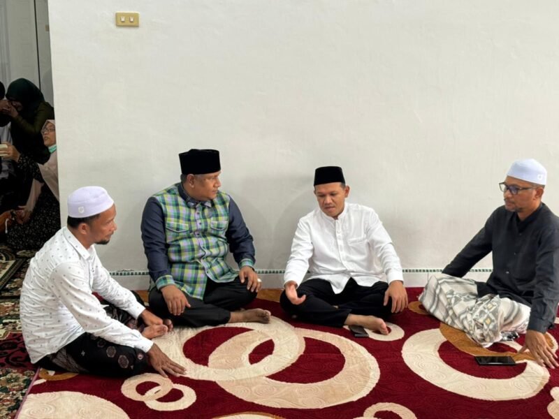 Wakil Gubernur Aceh, Fadhlullah (Dek Fadh), saat berdialog dengan Tu Amad di kompleks Dayah Madinatuddinah Miftahussalam, Bireuen, Jumat (1/5/2026).