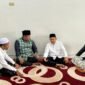 Wakil Gubernur Aceh, Fadhlullah (Dek Fadh), saat berdialog dengan Tu Amad di kompleks Dayah Madinatuddinah Miftahussalam, Bireuen, Jumat (1/5/2026).