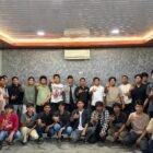 Derri Zaryadi, videografer freelance sekaligus mahasiswa UIN Ar-Raniry, saat memaparkan teknik dasar editing video menggunakan aplikasi CapCut kepada mahasiswa Universitas Syiah Kuala (USK) dalam seminar dakwah digital di Aceh Besar, Sabtu (2/5/2026).