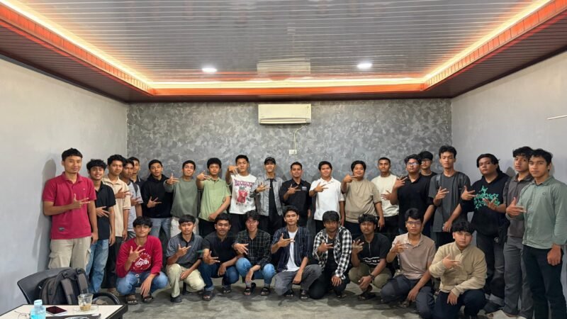 Derri Zaryadi, videografer freelance sekaligus mahasiswa UIN Ar-Raniry, saat memaparkan teknik dasar editing video menggunakan aplikasi CapCut kepada mahasiswa Universitas Syiah Kuala (USK) dalam seminar dakwah digital di Aceh Besar, Sabtu (2/5/2026).