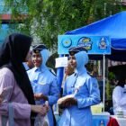 Humaira, siswi SMKN 3 Banda Aceh, dengan antusias menawarkan produk olahan hasil karya siswa kepada pengunjung di area Car Free Day Banda Aceh, Minggu (3/5/2026).