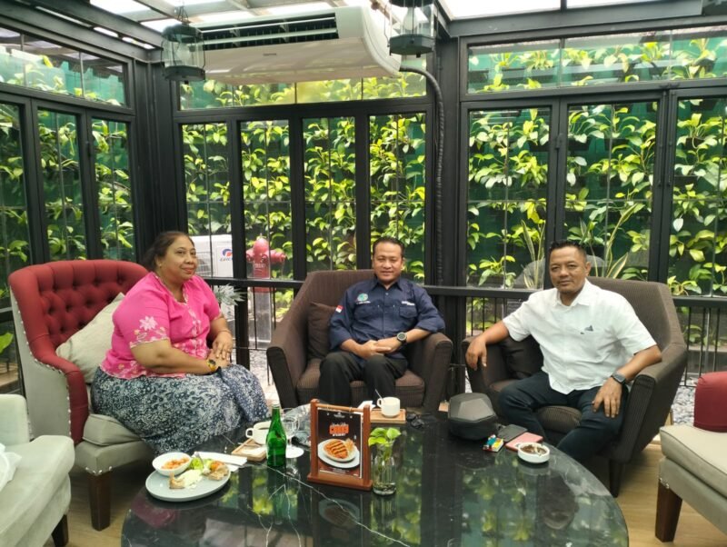 Sekretaris Jenderal PP IWO, Lia Nathalia (kanan), saat melakukan pertemuan kerja dengan Ketua PW IWO Aceh, Chairan Manggeng (kiri), di Hotel Granddhikan, Jakarta, Minggu (3/5/2026). Pertemuan ini membahas penguatan struktur dan koordinasi program kerja organisasi.