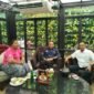 Sekretaris Jenderal PP IWO, Lia Nathalia (kanan), saat melakukan pertemuan kerja dengan Ketua PW IWO Aceh, Chairan Manggeng (kiri), di Hotel Granddhikan, Jakarta, Minggu (3/5/2026). Pertemuan ini membahas penguatan struktur dan koordinasi program kerja organisasi.