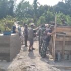 Personel Kodim 0108/Agara bersama warga Desa Kumbang Jaya bahu-membahu mengangkut material pembangunan jembatan gantung perintis, Sabtu (02/05/2026). 