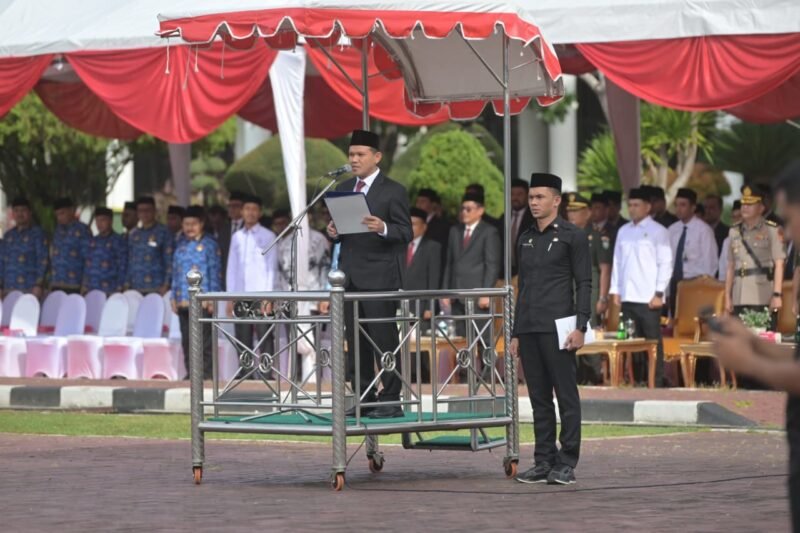 Wakil Gubernur Aceh, Fadhlullah, saat membacakan amanat Menteri Pendidikan Dasar dan Menengah RI pada upacara peringatan Hari Pendidikan Nasional (Hardiknas) Tahun 2026 di halaman Kantor Gubernur Aceh, Banda Aceh, Senin (4/5/2026).