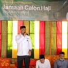 Direktur Utama Bank Aceh, Fadhil Ilyas, mengikuti prosesi peusijuk (tepung tawar) dalam acara pelepasan 1.624 jamaah calon haji tahun 1447 H / 2026 M di Kantor Pusat Bank Aceh, Banda Aceh, Selasa (21/4/2026).