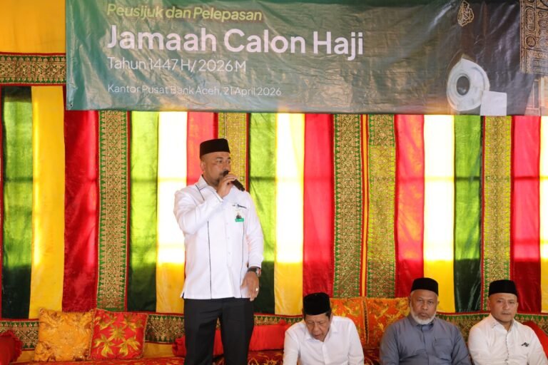Direktur Utama Bank Aceh, Fadhil Ilyas, mengikuti prosesi peusijuk (tepung tawar) dalam acara pelepasan 1.624 jamaah calon haji tahun 1447 H / 2026 M di Kantor Pusat Bank Aceh, Banda Aceh, Selasa (21/4/2026).
