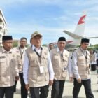 Wakil Gubernur Aceh, Fadhlullah, memberikan keterangan pers didampingi Kakanwil Kemenhaj Aceh, Arijal, terkait penggunaan gedung VVIP Bandara Sultan Iskandar Muda sebagai jalur keberangkatan jemaah haji Aceh, Senin (4/5/2026).