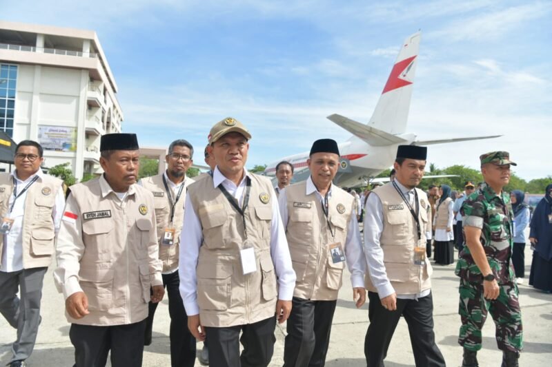 Wakil Gubernur Aceh, Fadhlullah, memberikan keterangan pers didampingi Kakanwil Kemenhaj Aceh, Arijal, terkait penggunaan gedung VVIP Bandara Sultan Iskandar Muda sebagai jalur keberangkatan jemaah haji Aceh, Senin (4/5/2026).