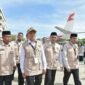 Wakil Gubernur Aceh, Fadhlullah, memberikan keterangan pers didampingi Kakanwil Kemenhaj Aceh, Arijal, terkait penggunaan gedung VVIP Bandara Sultan Iskandar Muda sebagai jalur keberangkatan jemaah haji Aceh, Senin (4/5/2026).