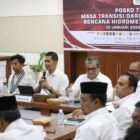 Sekretaris Daerah (Sekda) Aceh saat menerima aspirasi dari sejumlah perwakilan mahasiswa dan organisasi kepemudaan (OKP) terkait evaluasi Pergub JKA Nomor 2 Tahun 2026 di Ruang Rapat Potensi Daerah, Kantor Gubernur Aceh, Banda Aceh, Senin (4/5/2026).